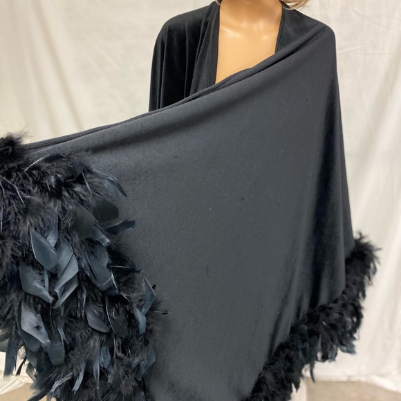 Very Unusual Black wrap/shawl with feathers - Picture 4 of 8